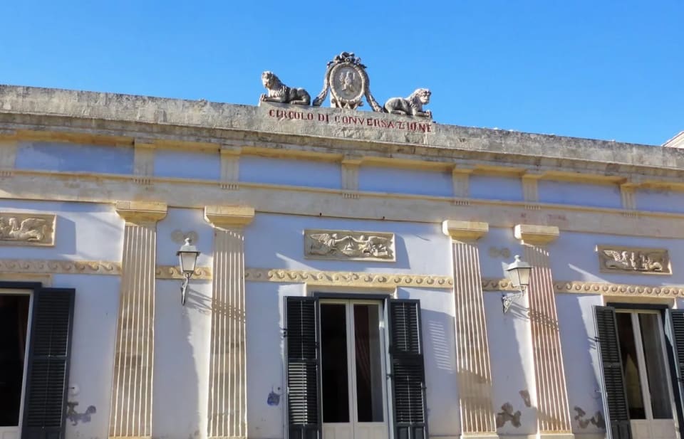 La facciata neoclassica del Circolo di Conversazione in Piazza Duomo a Ragusa Ibla