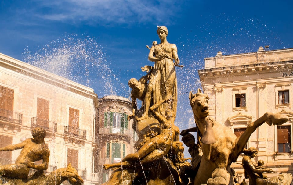 La Fontana di Diana con i tritoni nella vasca, in piazza Archimede a Ortigia