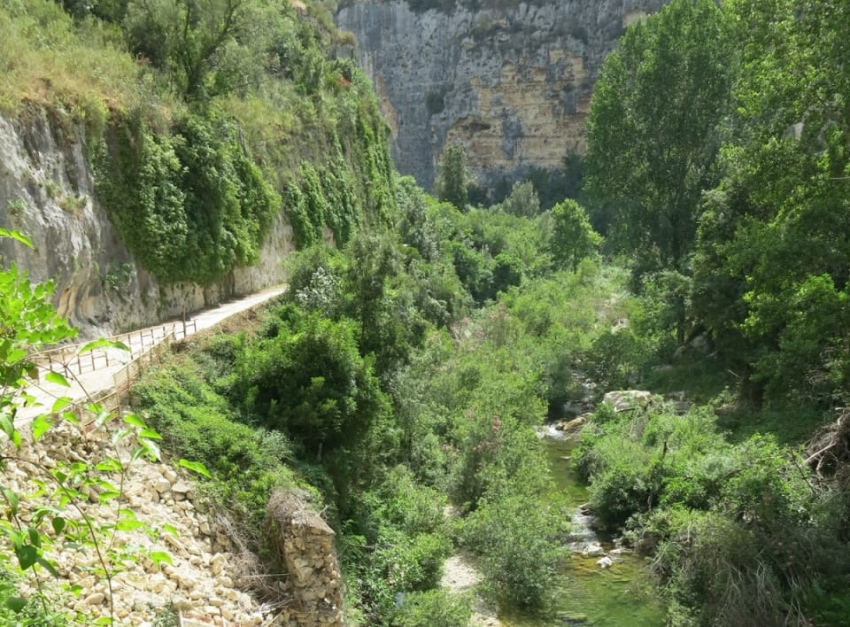 La salita ripida del sentiero rosso verso Serramezzana, sopra il fiume Anapo a Pantalica