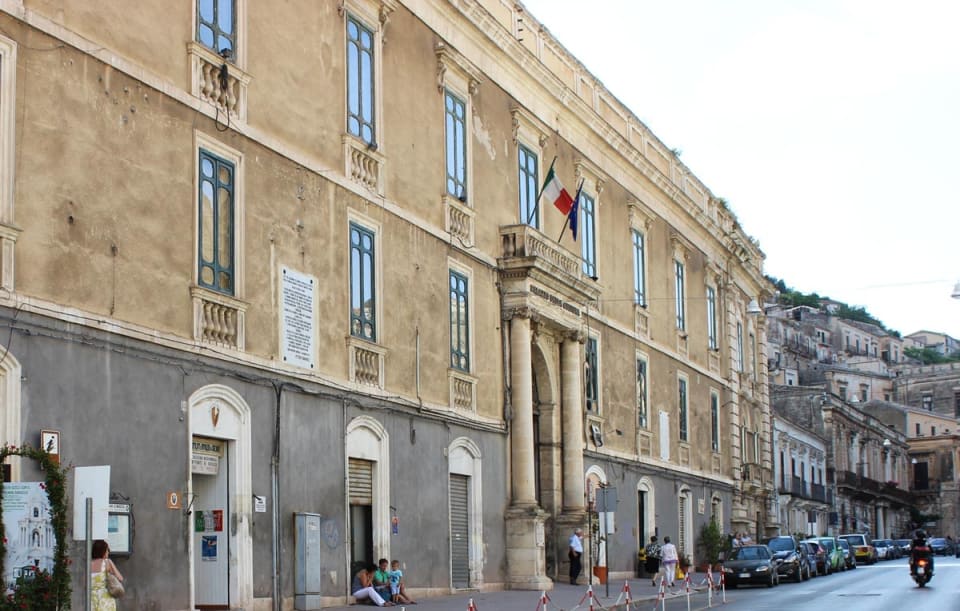 L'ingresso del Palazzo della Cultura, sede del Museo Civico e del Museo del Cioccolato, a Modica