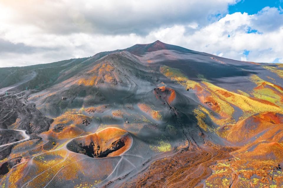 I crateri Silvestri sul versante sud dell'Etna con il paesaggio lavico