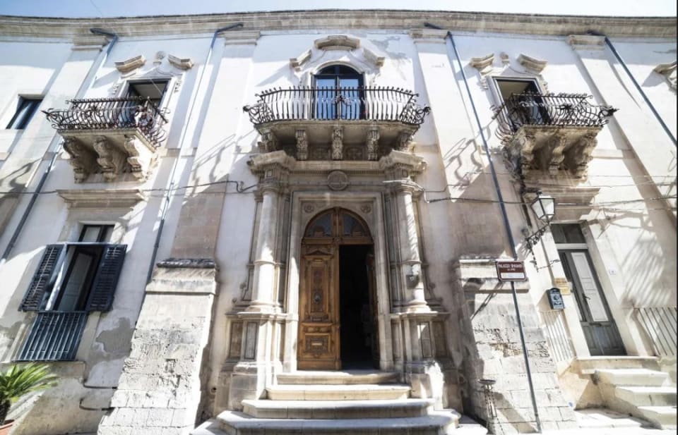 I balconi in ferro battuto di Palazzo Spadaro in via Mormina Penna a Scicli
