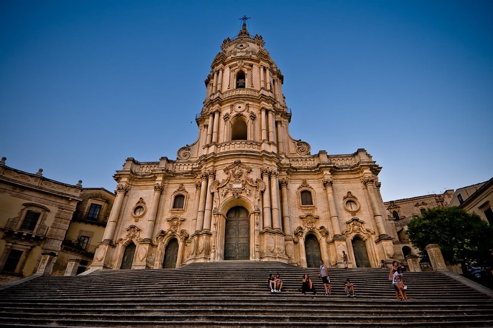 La facciata a torre e la scalinata del Duomo di San Giorgio a Modica