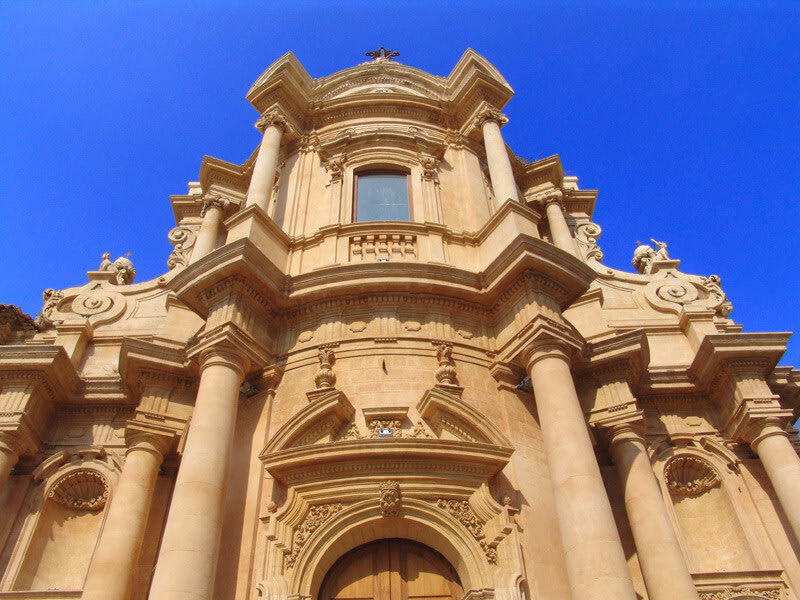 La facciata convessa della chiesa di San Domenico su piazza XVI Maggio a Noto