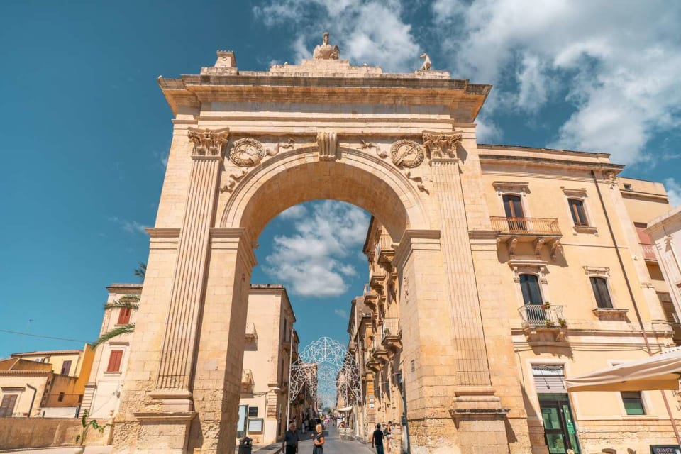 L'arco neoclassico di Porta Reale visto dal Giardino Pubblico di Noto