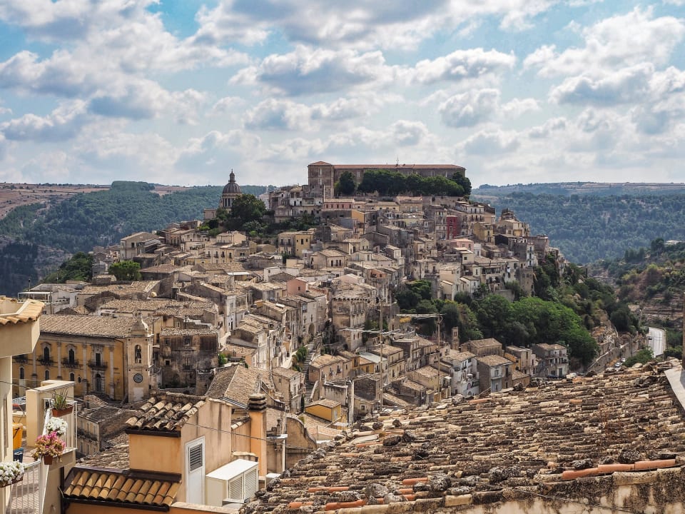 Ragusa Ibla vista dall'alto con il Duomo di San Giorgio e i tetti della città barocca