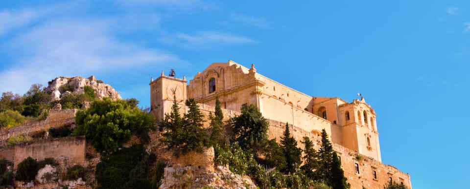 La chiesa di San Matteo sul colle sopra Scicli, con il centro storico ai piedi