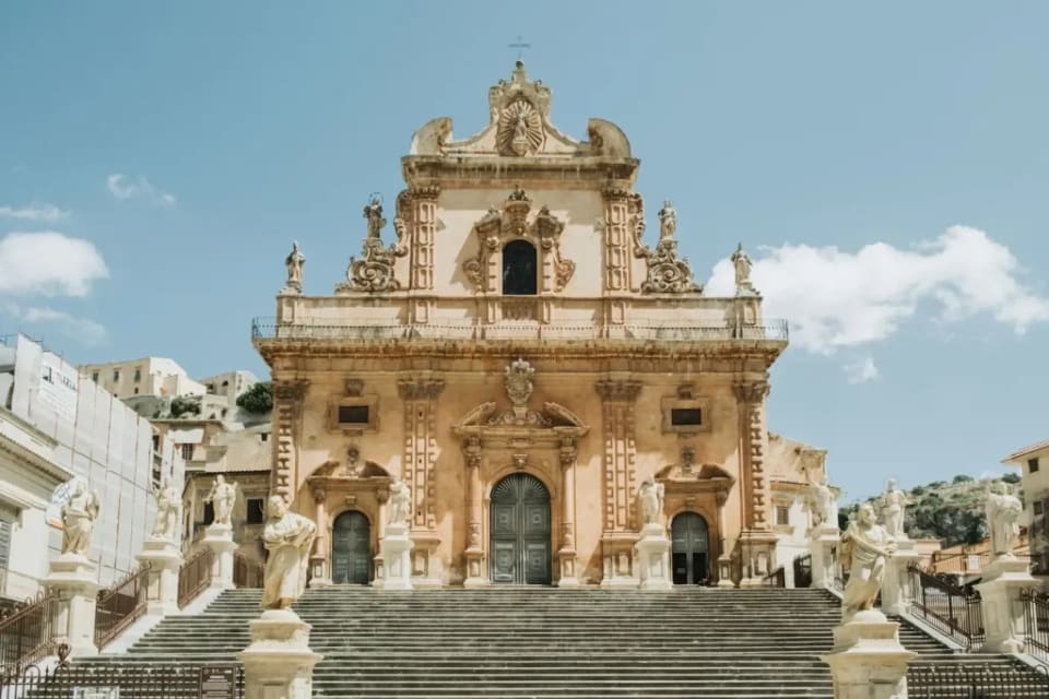 La scalinata con le statue degli apostoli che porta al Duomo di San Pietro a Modica