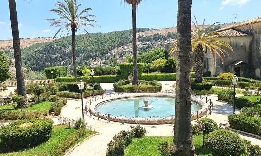 Il Giardino Ibleo sullo sperone di roccia sopra la valle dell'Irminio, a Ragusa Ibla