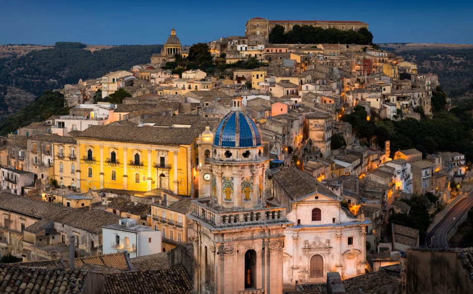 Il campanile con la cima decorata della chiesa di Santa Maria dell'Itria a Ragusa Ibla