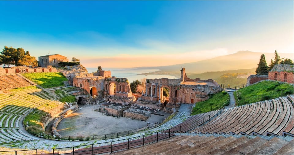 Il teatro antico di Taormina con l'Etna sullo sfondo e il mare