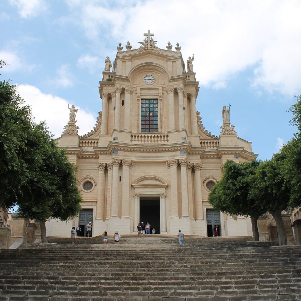 La scalinata e la facciata neoclassica della chiesa di San Giovanni Evangelista a Modica