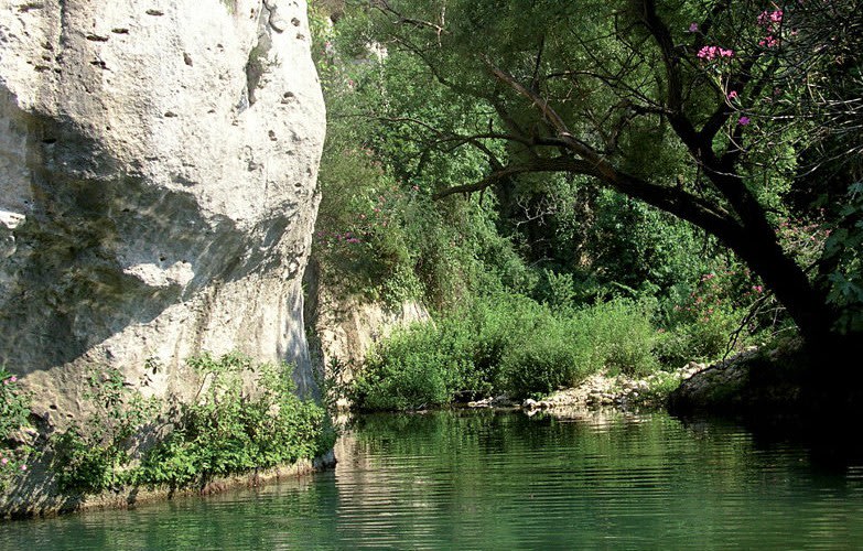 Il fiume Anapo con le alte pareti del canyon, vicino alla galleria Bisanti a Pantalica