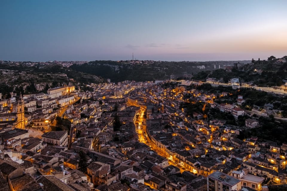 Modica Alta e Modica Bassa viste al tramonto dal Pizzo Belvedere