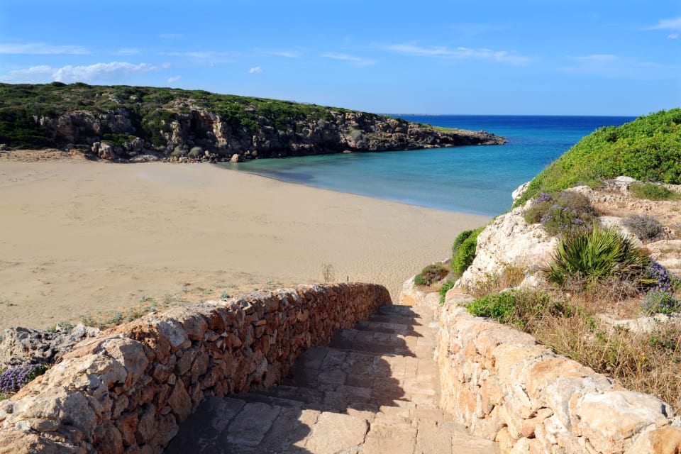 La baia di Calamosche tra i due promontori rocciosi, nella Riserva di Vendicari
