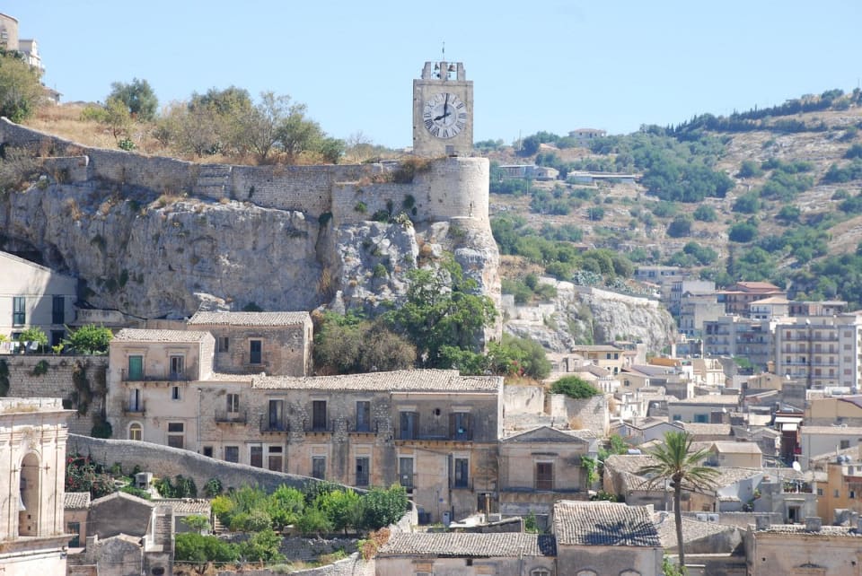 La Torre dell'Orologio sopra il Castello dei Conti, simbolo di Modica