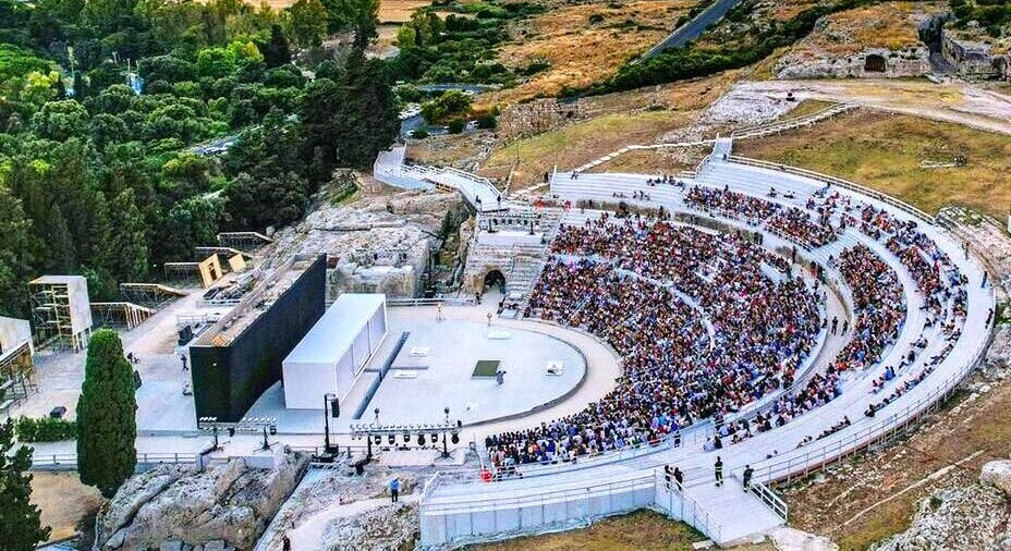 La cavea del Teatro Greco di Siracusa scavata nella roccia
