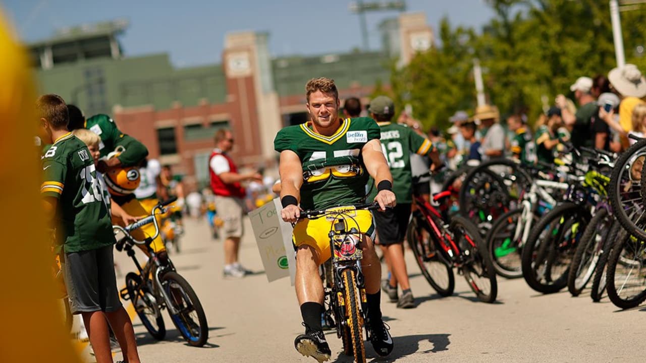 Packers ride bikes down DreamDrive to practice