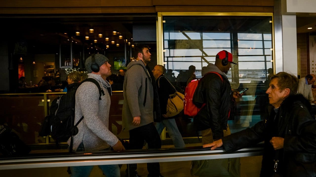 Arrival Photos Packers walk through Detroit Airport