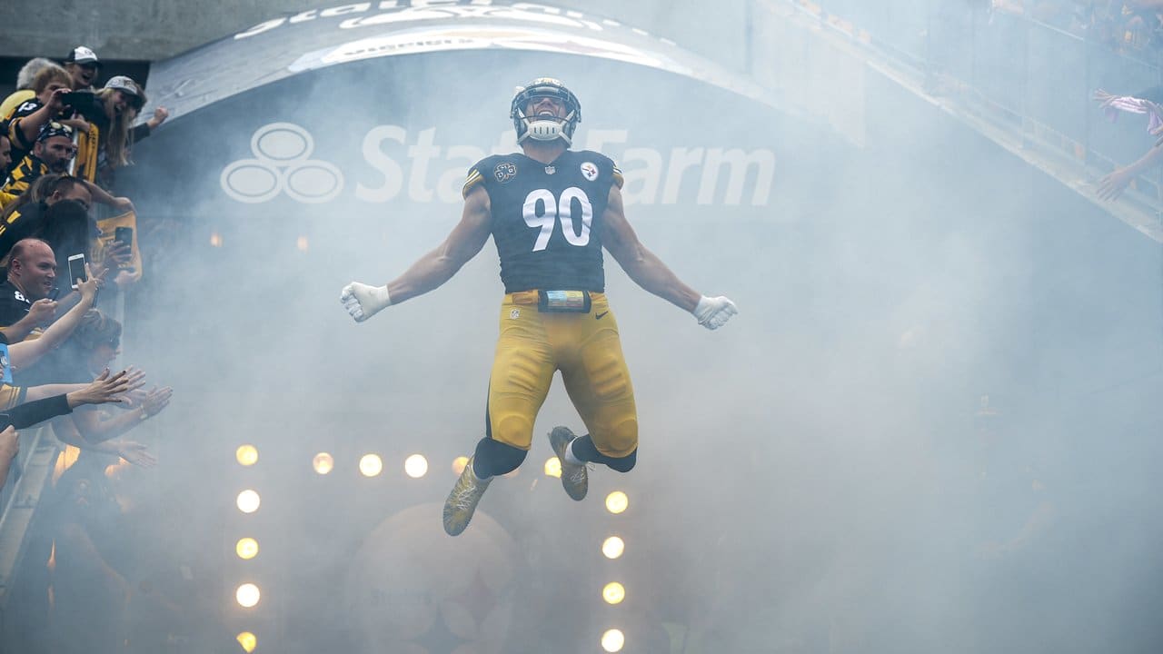 Photo: Pittsburgh Steelers T.J. Watt Leaps into the Air - PIT2023091004 