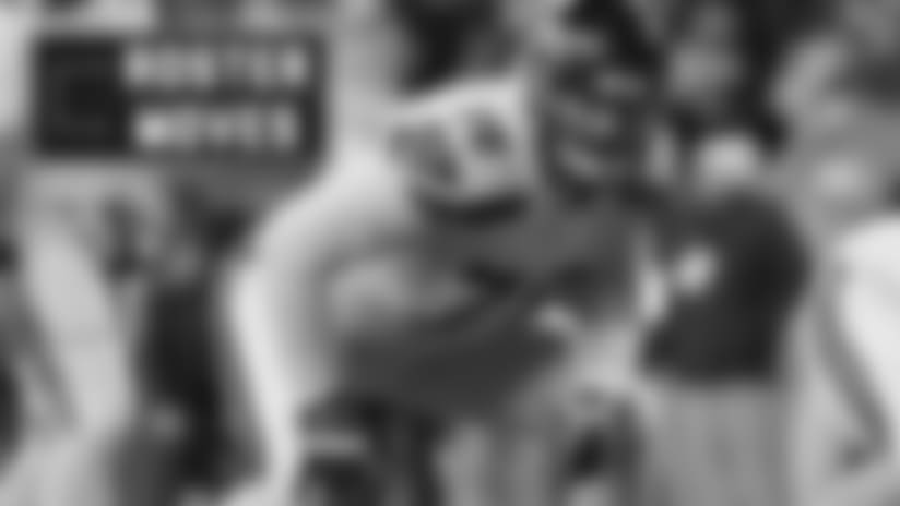 Bears sign OT Sowell to 1-year deal