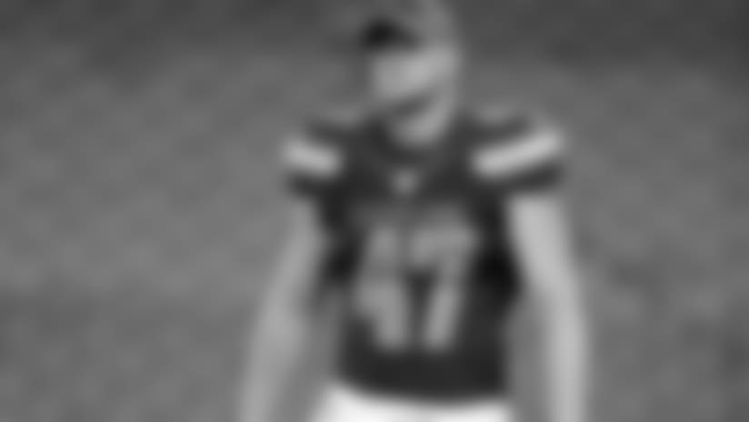Browns re-sign LS Charley Hughlett