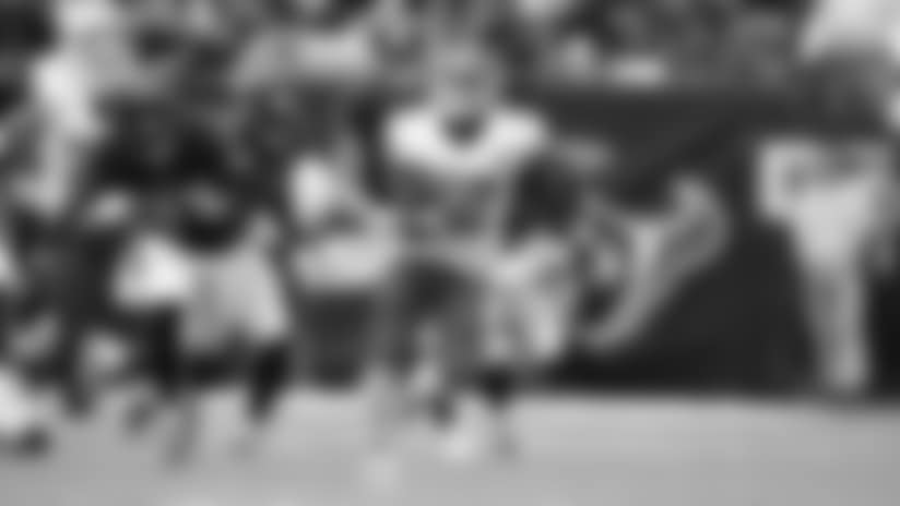 Spencer Ware Breaks Free for 25 Yards