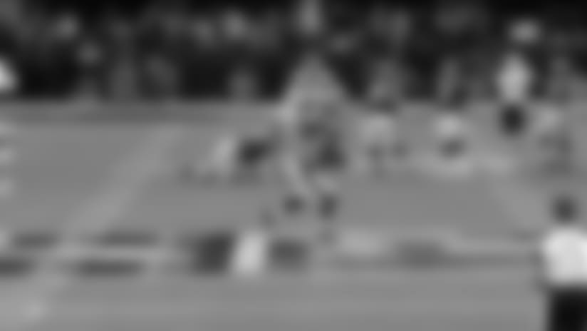 Highlight: QB Foles Fires Pass To TE Ertz Over The Middle For 19 Yards