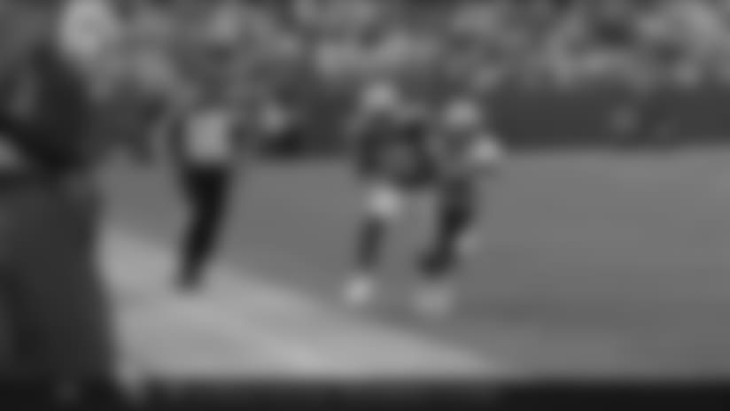 Packers QB Hundley hits WR Cobb, runs for a first down