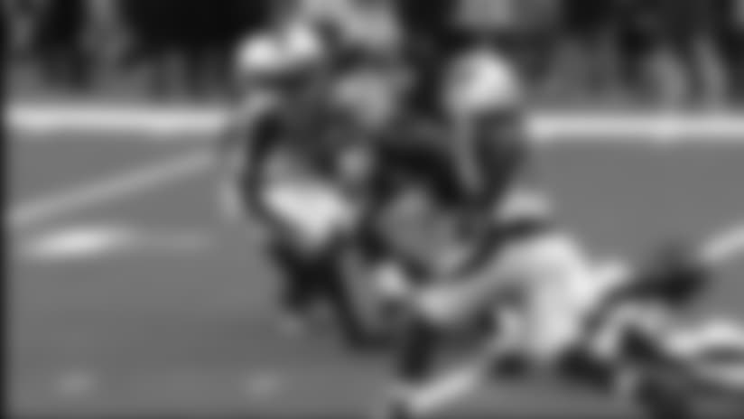 Jonathan Williams bounces off defenders on 19-yard run