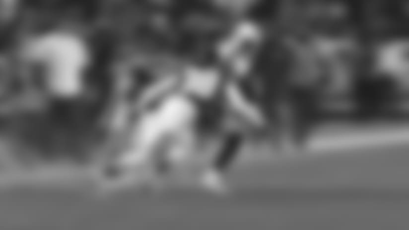 Marcus Mariota Powers Up for 17-yard Run