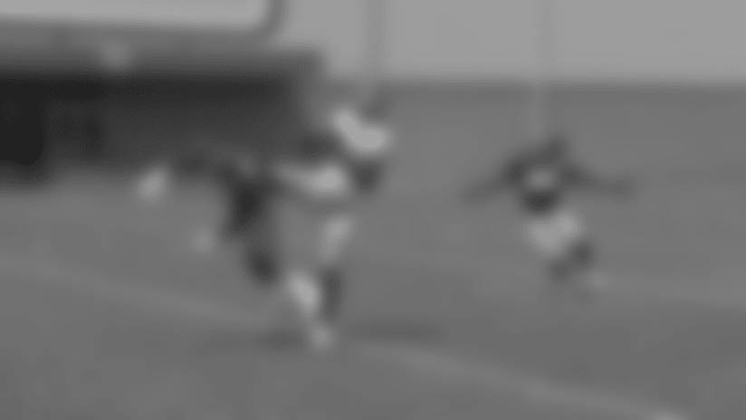 Top Play: Alonzo Russell leaps for catch