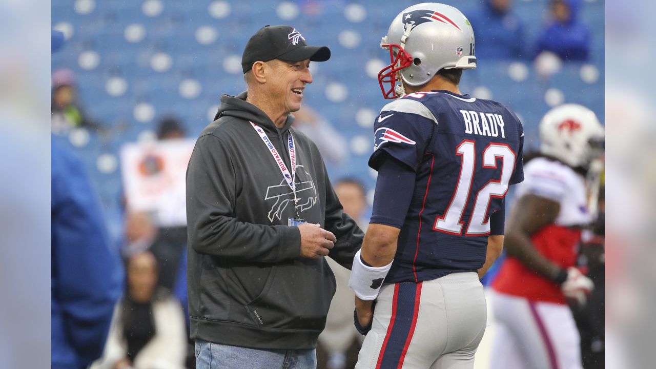 Brady Throws For 466 Yards, Leads Patriots Past Bills 40-32