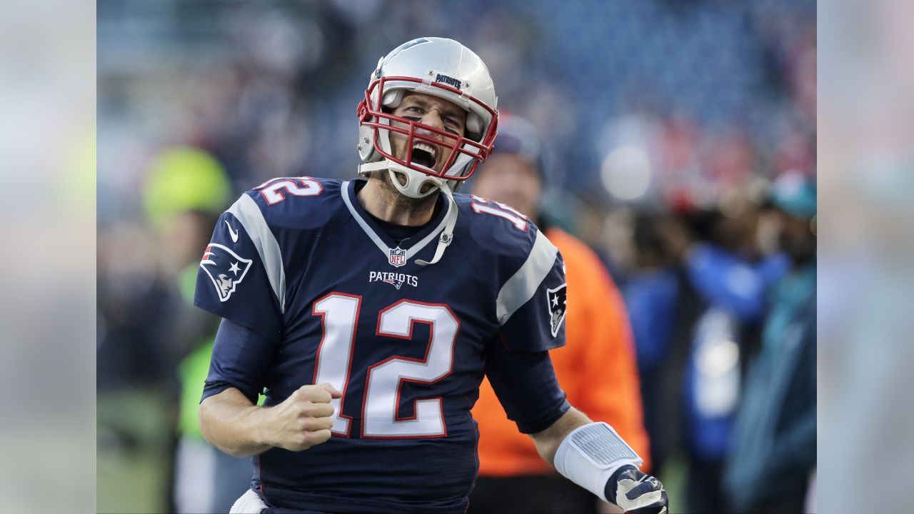 Brady wins preseason debut, Pats top Eagles 42-35