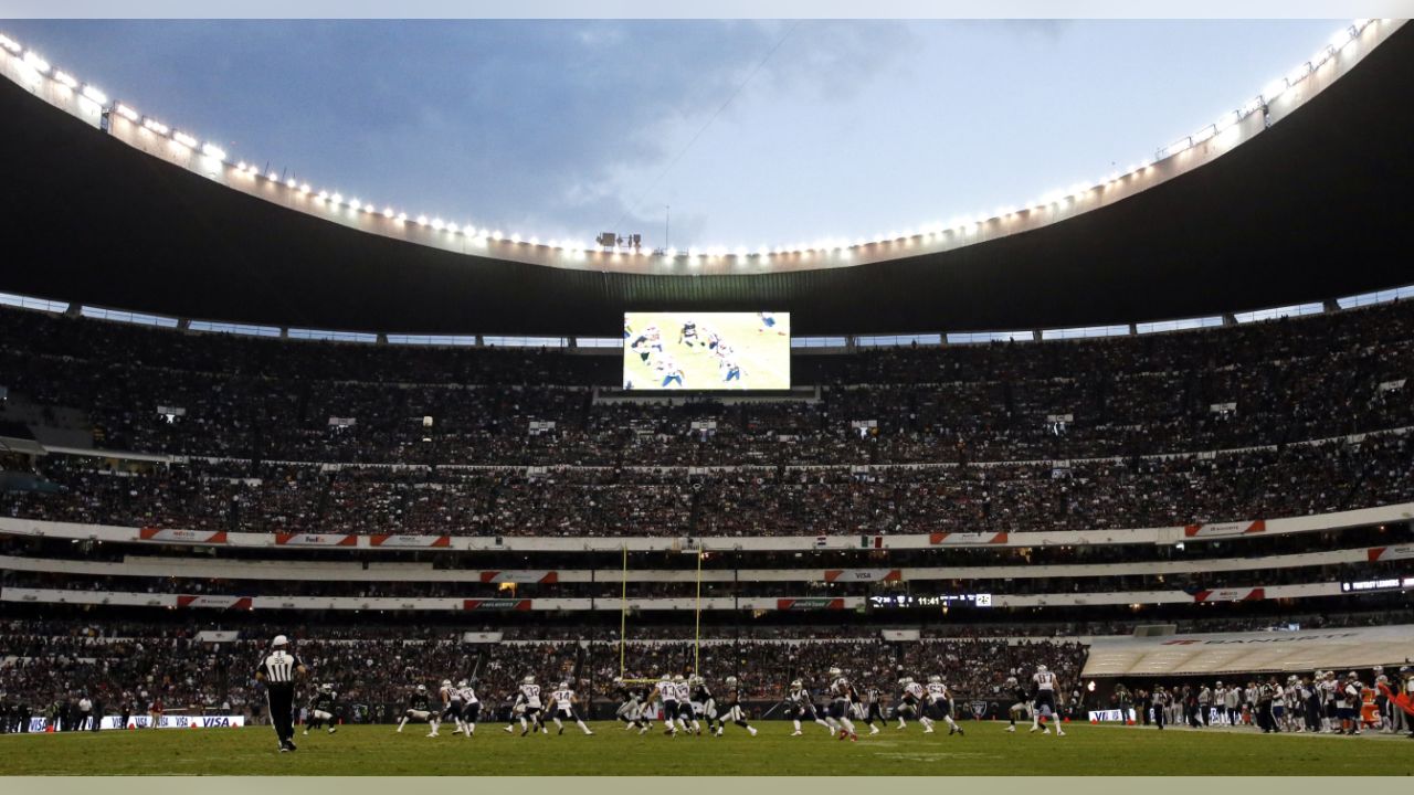 Estadio Azteca turf issues plague Chiefs-Chargers a year after NFL