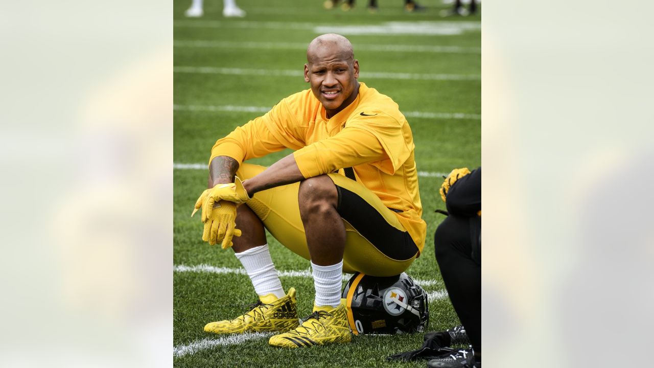 Vince Williams wears Ryan Shazier's jersey in practice