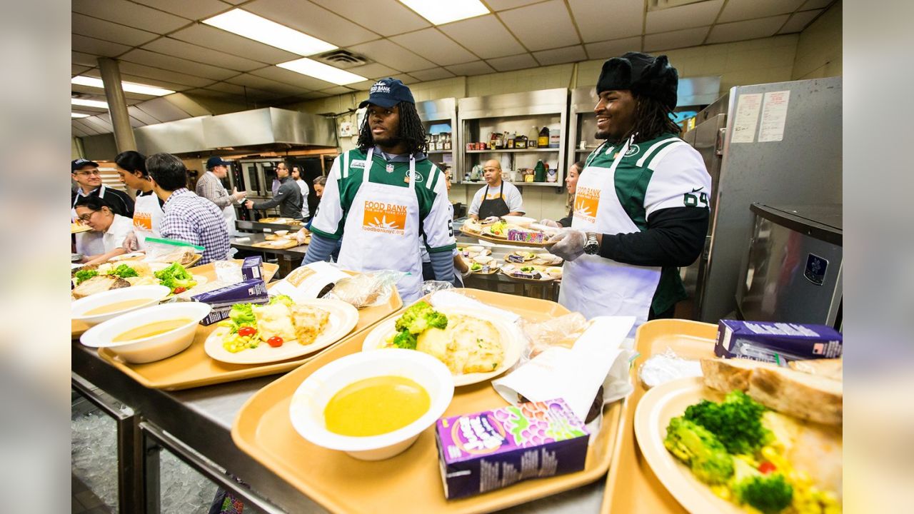 Jets Serve Thanksgiving Feast At Nyc Food Bank