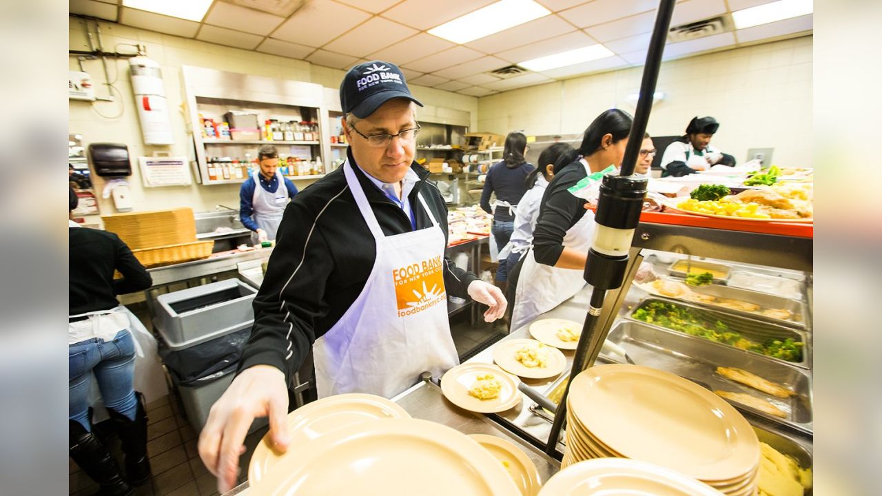 Jets Serve Thanksgiving Feast At Nyc Food Bank