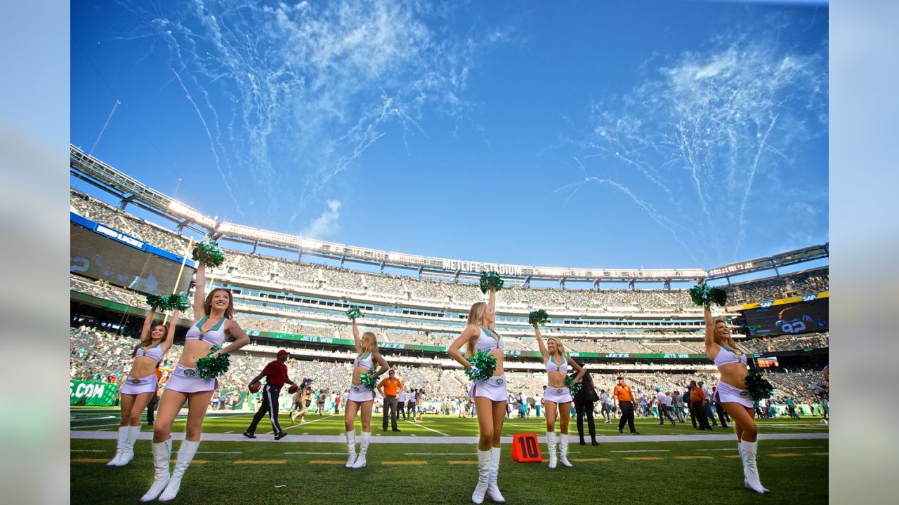 Gallery  Top Photos of Jets Flight Crew Member Sam at the 2022 Pro Bowl