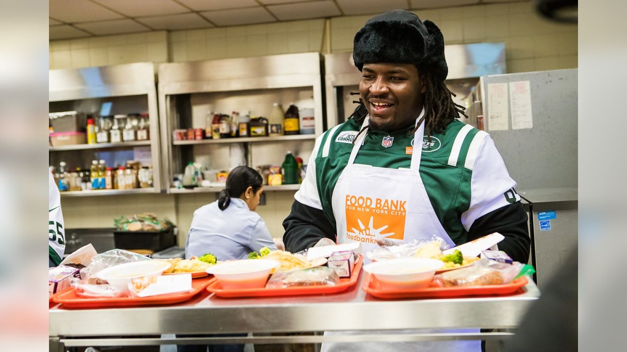 Jets Serve Thanksgiving Feast At Nyc Food Bank