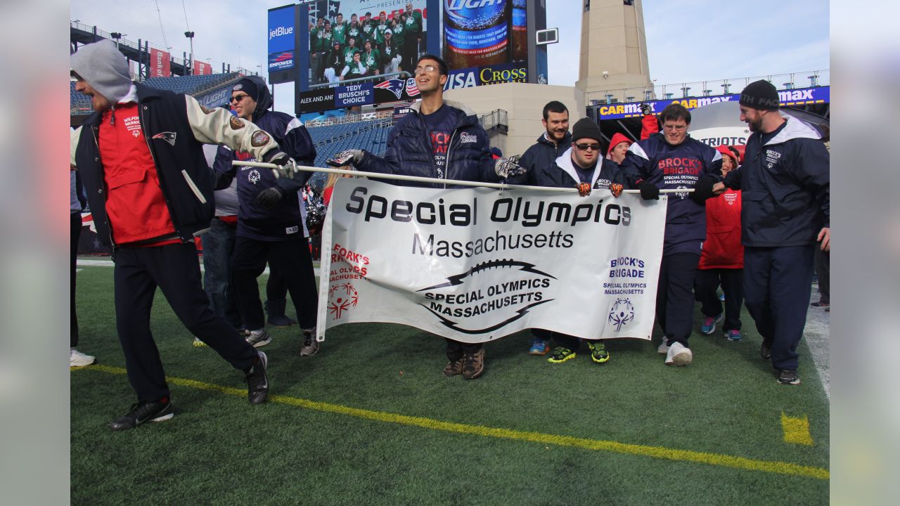 Vikings players team up with Special Olympics for flag football