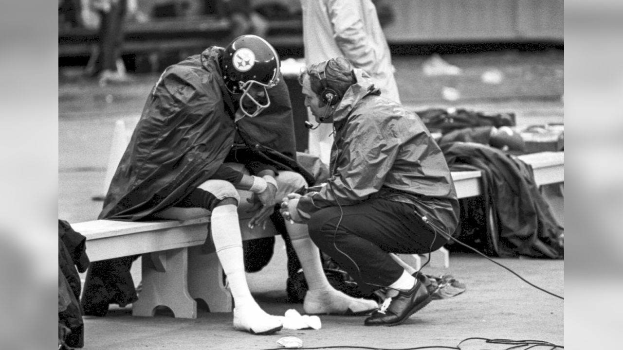 All-Pro cornerback Mel Blount of the Pittsburgh Steelers nudged teammate  Jimmy Allen during practice, Sept. 16, 1977. Blount and the Steelers ended  an eight-week contract dispute Thursday. Allen was Blount's replacement  during