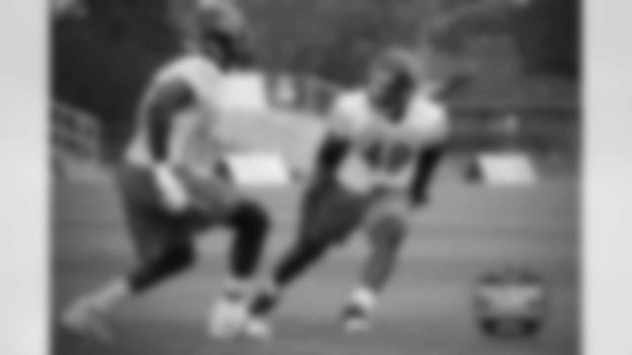 LBs Willie Young (left) and Sam Acho (49).