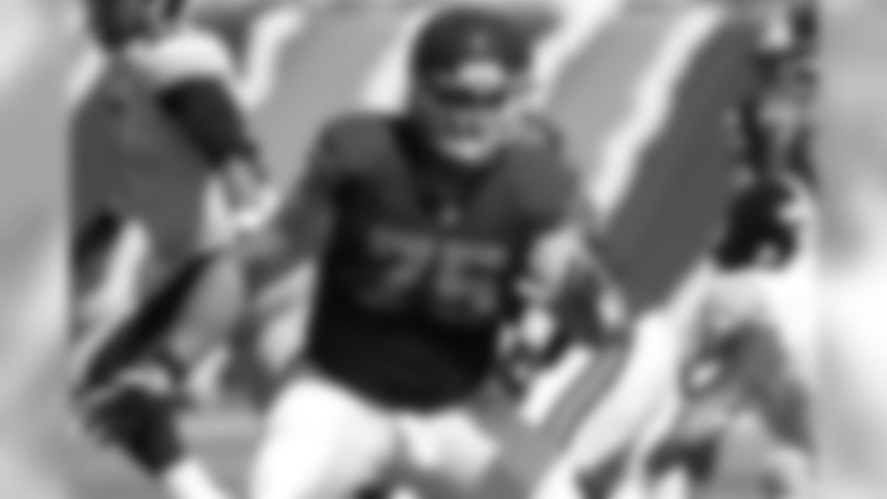 Long previously played for new offensive coordinator Mark Helfrich in 2012 at Oregon where Helfrich was the OC.