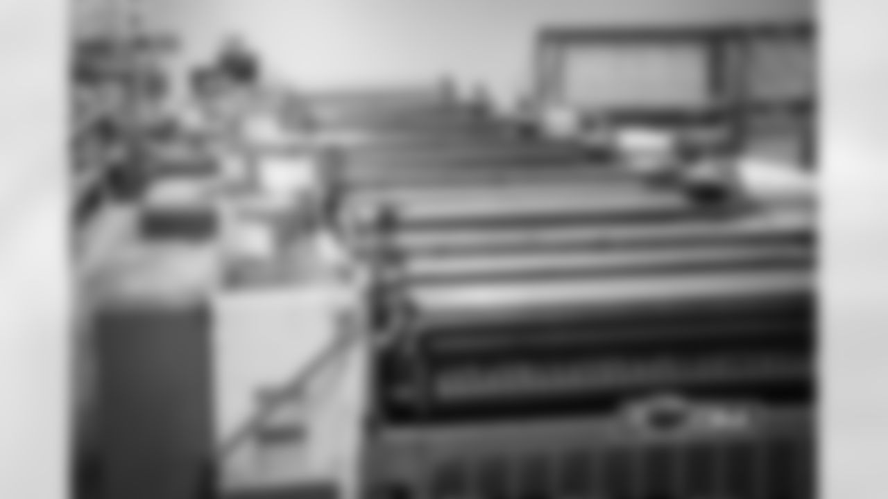 This specific printing press uses a 6-color system