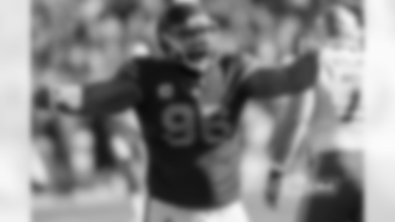 DE Akiem Hicks