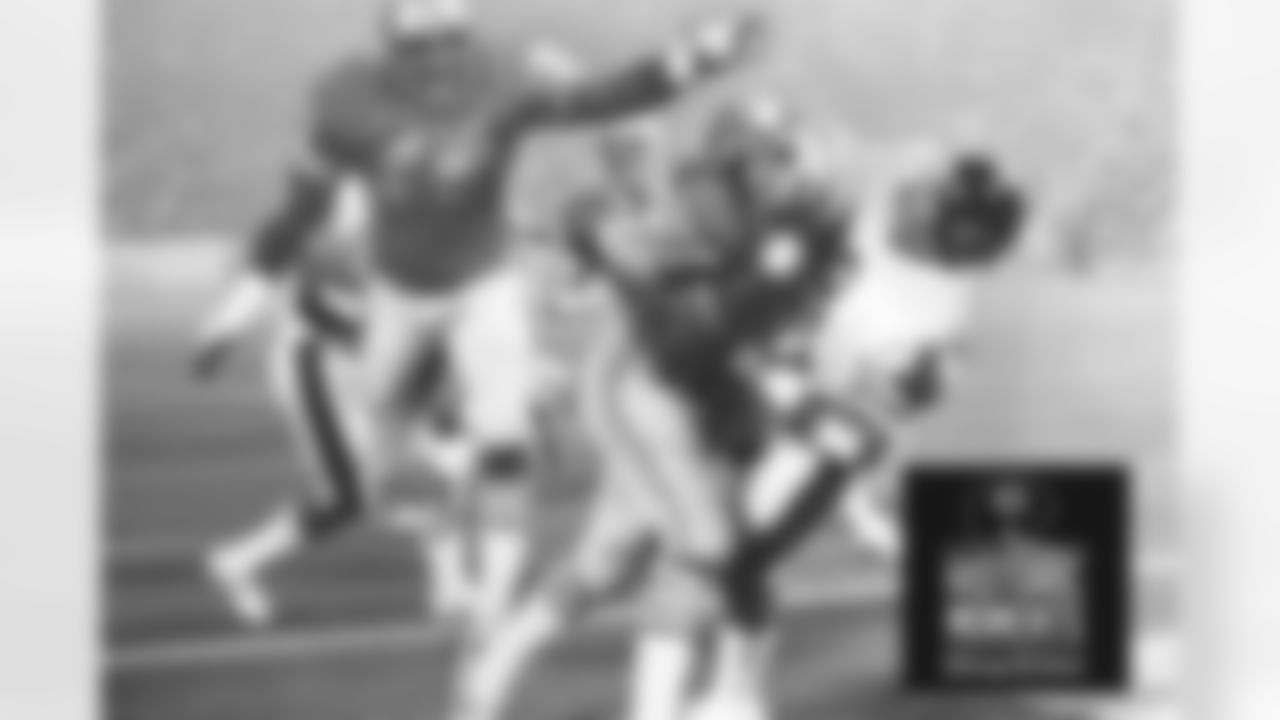 Lions defensive end Bubba Baker slams into Bears quarterback Vince Evans during the game on Nov. 27, 1980, in Detroit. Bears Historic Moments - Chicago Tribune