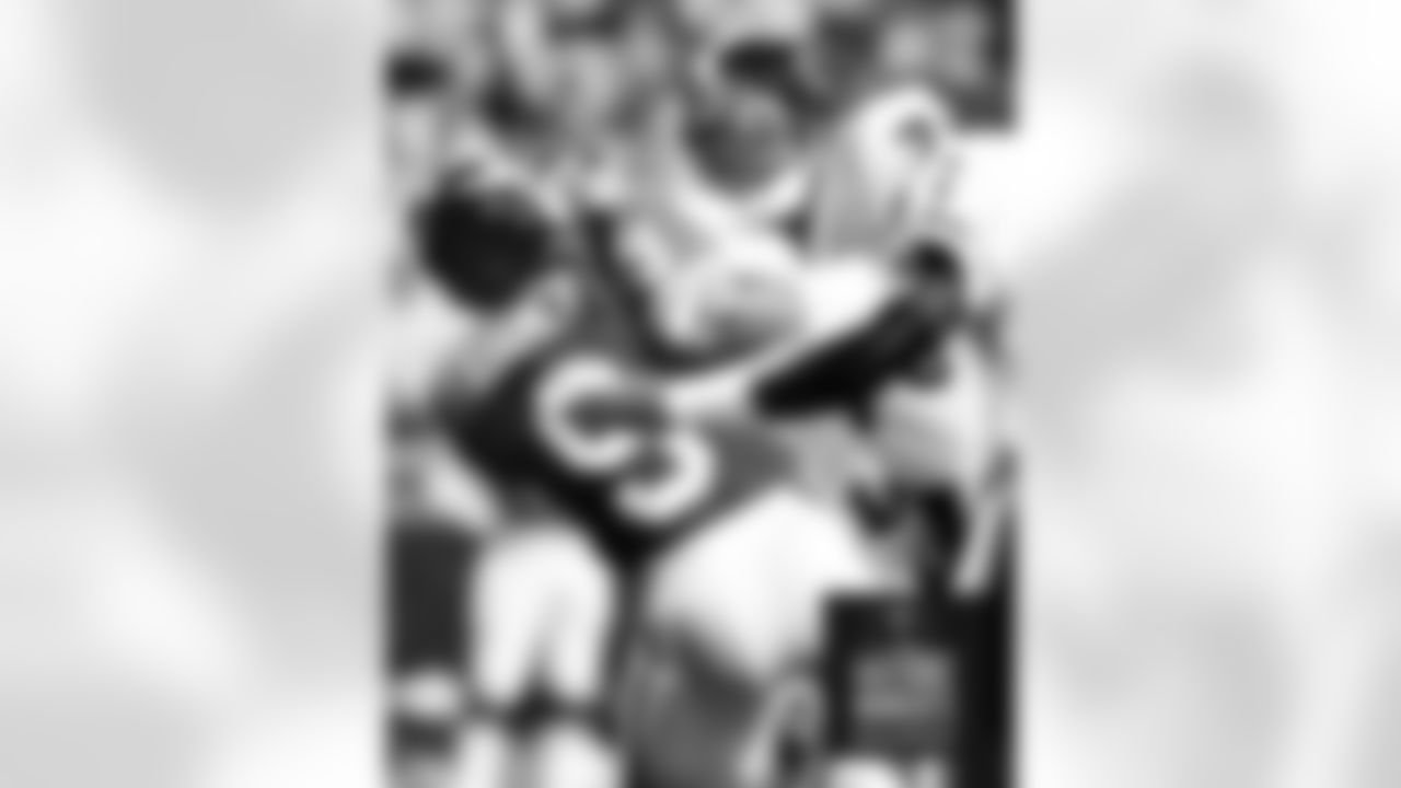 Steve McMichael pressures Vikings quarterback Tommy Kramer during the game on Sept. 19, 1985. Bears Historic Moments - Chicago Tribune