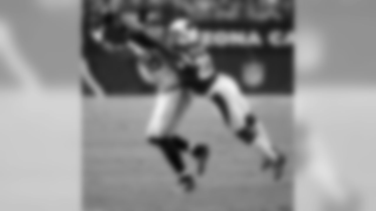 S Tony Jefferson deflects the ball from Seahawks TE Jimmy Graham