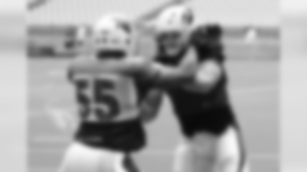 LB Chandler Jones locks up with TE Troy Niklas